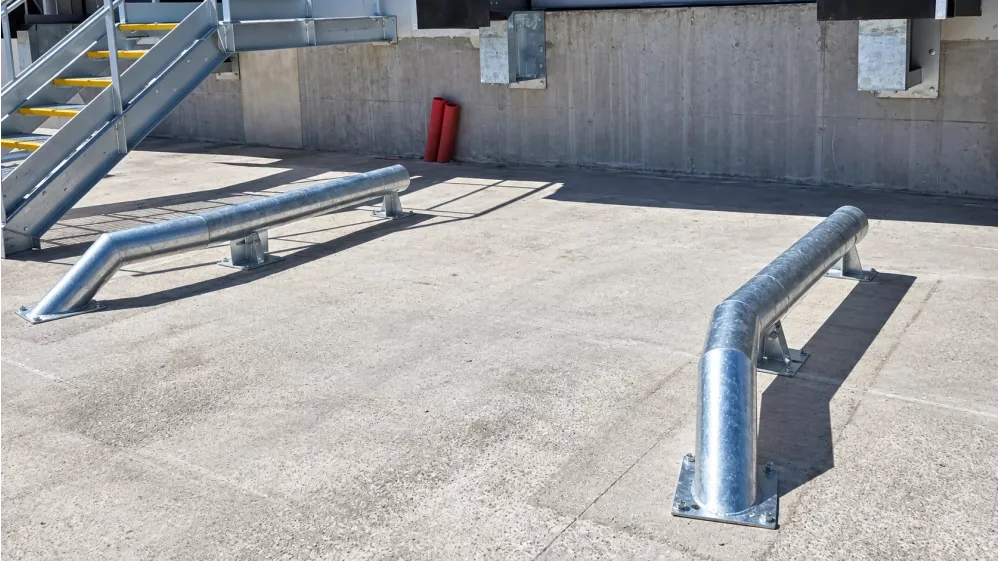Standard wheel stops vs. breakaway wheel stops: Which equipment should you choose for loading docks? 